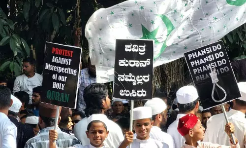 बेलगाम कुरान जलाना: मुसलमानों का विरोध प्रदर्शन बेलगाम कुरान जलाना: मुसलमानों का विरोध प्रदर्शन