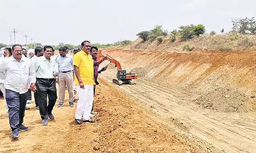 CM नायडू रायलसीमा को पानी की आपूर्ति के लिए HNSS को जल्द से जल्द पूरा करने के लिए प्रतिबद्ध