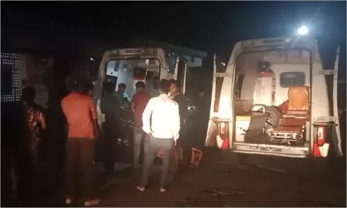 Mandla: भीषण हादसा, बारात ले जा रही बस पेड़ से टकराकर पलटी, हेल्पर की मौत Mandla: भीषण हादसा, बारात ले जा रही बस पेड़ से टकराकर पलटी, हेल्पर की मौत