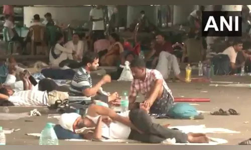 SSC शिक्षकों ने पश्चिम बंगाल सरकार के खिलाफ विकास भवन के बाहर अपना विरोध प्रदर्शन जारी रखा SSC शिक्षकों ने पश्चिम बंगाल सरकार के खिलाफ विकास भवन के बाहर अपना विरोध प्रदर्शन जारी रखा