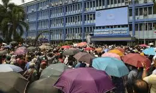 West Bengal: एसएससी शिक्षकों का कोलकाता में विकास भवन के बाहर विरोध प्रदर्शन जारी