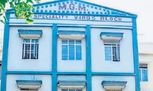 Warangal के अस्पताल के वार्ड में घुसा कोबरा, दहशत का माहौल Warangal के अस्पताल के वार्ड में घुसा कोबरा, दहशत का माहौल
