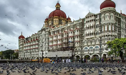 Mumbai: ताज होटल और एयरपोर्ट को उड़ाने की धमकी, जांच जारी Mumbai: ताज होटल और एयरपोर्ट को उड़ाने की धमकी, जांच जारी