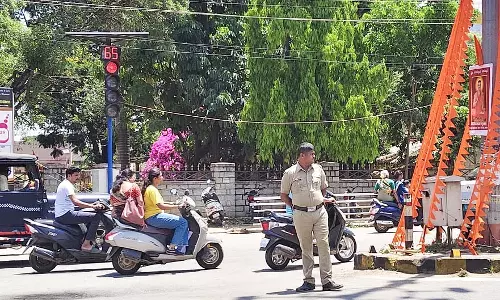 Karnataka : ट्रैफिक लाइट अच्छी स्थिति में Karnataka : ट्रैफिक लाइट अच्छी स्थिति में