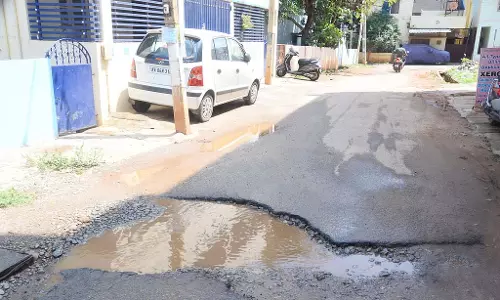 Karnataka : चौराहे पर कोई डामर नही Karnataka : चौराहे पर कोई डामर नही