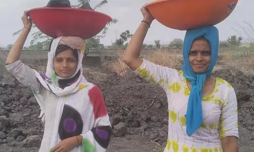 Mundargi : नरेगा योजना से छात्राओं को मदद मिली Mundargi : नरेगा योजना से छात्राओं को मदद मिली