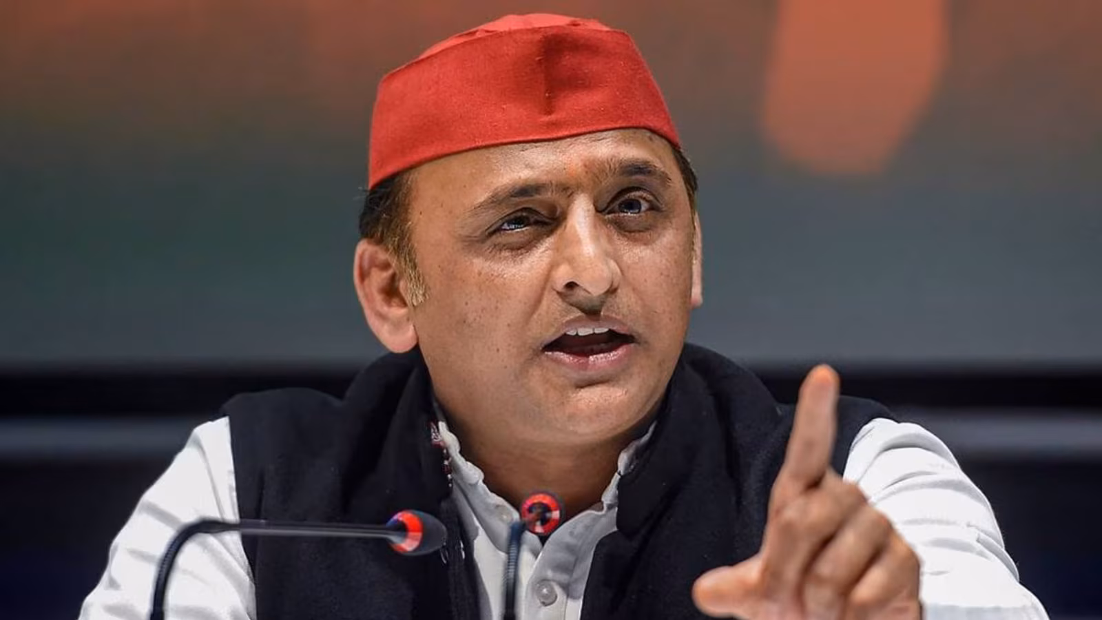 Lucknow: अखिलेश यादव ने भाजपा पर लगाया सरकारी जमीनों पर कब्जे का आरोप