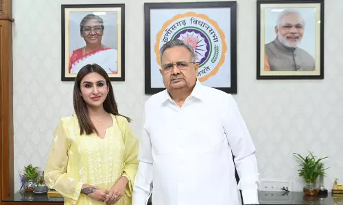 फ्रांस रवाना होने से पहले जूही व्यास ने रमन सिंह से लिया आशीर्वाद