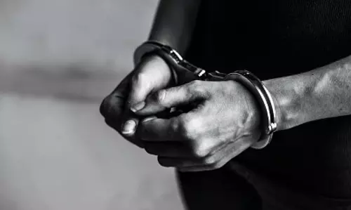 Delhi: शेयर बाजार घोटाले में साइबर धोखाधड़ी के आरोप में दो गिरफ्तार Delhi: शेयर बाजार घोटाले में साइबर धोखाधड़ी के आरोप में दो गिरफ्तार