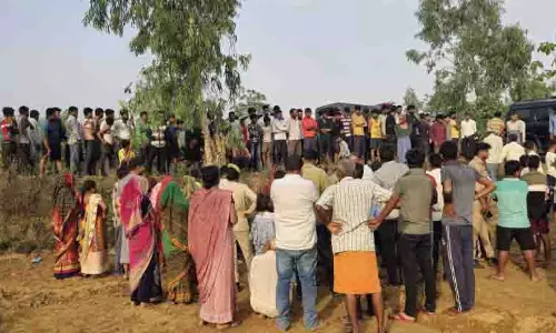 महिला का शव खेत में मिलने से सनसनी, गले और सिर पर वार