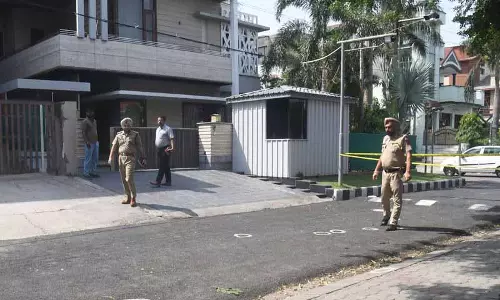 Punjabi संगीत निर्माता के घर पर गोलीबारी, पुलिस का दावा, हमलावरों तक पहुंच गए Punjabi संगीत निर्माता के घर पर गोलीबारी, पुलिस का दावा, हमलावरों तक पहुंच गए