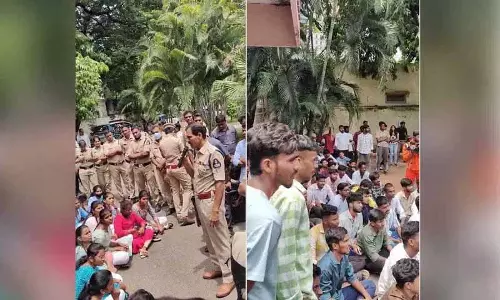 Nizam College के छात्रों ने डिग्री सेमेस्टर परीक्षाओं के लिए हॉल टिकट न दिए जाने पर विरोध प्रदर्शन किया Nizam College के छात्रों ने डिग्री सेमेस्टर परीक्षाओं के लिए हॉल टिकट न दिए जाने पर विरोध प्रदर्शन किया