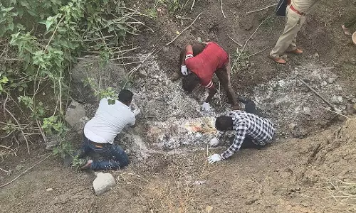Indore : बहन के प्रेमी ने युवक की गोली मारकर हत्या की, तालाब के पास दफनाया Indore : बहन के प्रेमी ने युवक की गोली मारकर हत्या की, तालाब के पास दफनाया