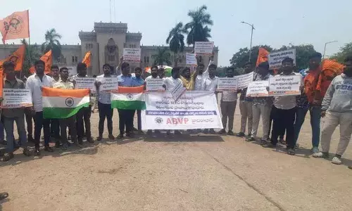 उस्मानिया विश्वविद्यालय में ABVP ने केंद्र के माओवादी विरोधी अभियान का समर्थन करते हुए रैली निकाली उस्मानिया विश्वविद्यालय में ABVP ने केंद्र के माओवादी विरोधी अभियान का समर्थन करते हुए रैली निकाली