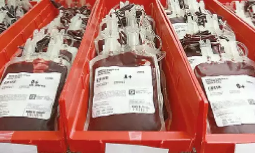 Karnataka: रक्त बैंकों द्वारा ठगी की घटनाएं औषधि नियंत्रण बोर्ड की जांच के दायरे में Karnataka: रक्त बैंकों द्वारा ठगी की घटनाएं औषधि नियंत्रण बोर्ड की जांच के दायरे में