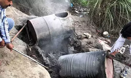 Punjab: सस्ती शराब से गंदी कमाई निश्चित रूप से विनाश का नुस्खा Punjab: सस्ती शराब से गंदी कमाई निश्चित रूप से विनाश का नुस्खा