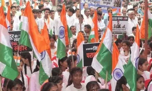 Bareilly: तिरंगे के साथ उमड़ा जनसैलाब, नवाबगंज में गूंजे जयकारे