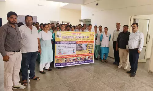 doctor ने स्थानीय लोगों से पानी के बर्तन साप्ताहिक रूप से साफ करने का आग्रह किया doctor ने स्थानीय लोगों से पानी के बर्तन साप्ताहिक रूप से साफ करने का आग्रह किया