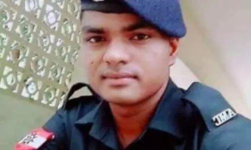 शहीद BSF जवान का पार्थिव शरीर पटना पहुंचने पर श्रद्धांजलि अर्पित की गई शहीद BSF जवान का पार्थिव शरीर पटना पहुंचने पर श्रद्धांजलि अर्पित की गई