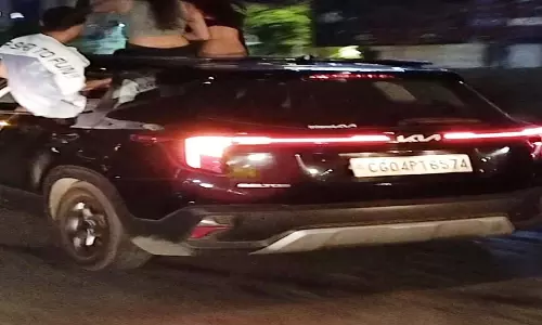 रायपुर में युवाओं का कार में स्टंट करते वीडियो वायरल, ट्रैफिक नियमों की उड़ रही धज्जियां