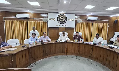 Farrukhabad: निर्माणाधीन योजनाओं की धीमी गति पर जिलाधिकारी नाराज