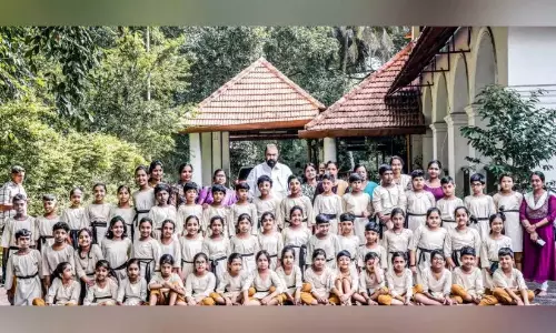Kerala : मंत्री ने कालीवंडी के अपने दोस्तों के साथ समय बिताया Kerala : मंत्री ने कालीवंडी के अपने दोस्तों के साथ समय बिताया
