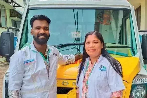 पठानपुरम की Pregnant महिला ने चलती एम्बुलेंस में अपने जुड़वा बच्चों में से एक को जन्म दिया