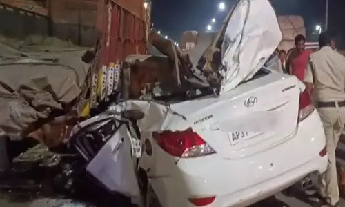 Kakinada में राष्ट्रीय राजमार्ग पर कार दुर्घटना में तीन लोगों की मौत