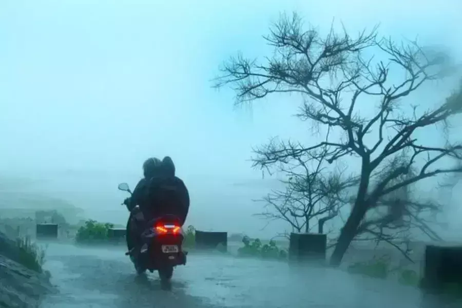 Kerala में ऑरेंज और येलो अलर्ट जारी IMD ने बड़े पैमाने पर भारी बारिश की चेतावनी दी