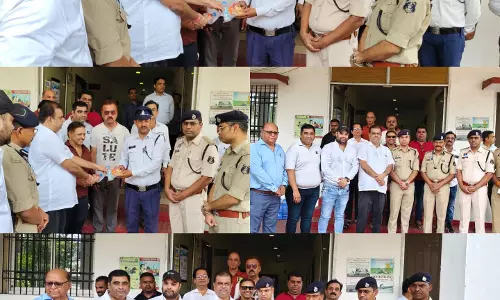 सिंधी काउंसिल ने गर्मी को देखते हुए ट्रैफिक पुलिस को 500 कीट का किया वितरण सिंधी काउंसिल ने गर्मी को देखते हुए ट्रैफिक पुलिस को 500 कीट का किया वितरण