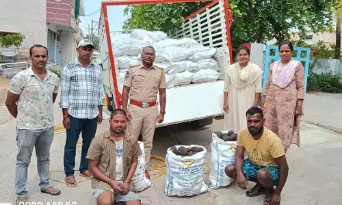 42.50 क्विंटल black गुड़ जब्त 42.50 क्विंटल black गुड़ जब्त