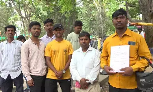 Ranchi: अनुबंध चौकीदारों की मुश्किलें बढ़ीं, स्थायी नौकरी के लिए सरकार से गुहार Ranchi: अनुबंध चौकीदारों की मुश्किलें बढ़ीं, स्थायी नौकरी के लिए सरकार से गुहार
