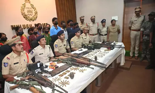 Mulugu पुलिस ने कर्रेगुट्टा से भाग रहे 20 माओवादियों को पकड़ा