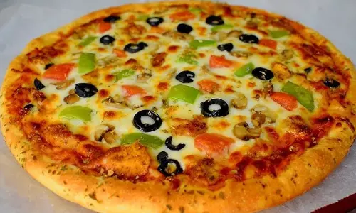 कुछ टेस्टी खाने का है मन तो घर पे बनाये pizza कुछ टेस्टी खाने का है मन तो घर पे बनाये pizza