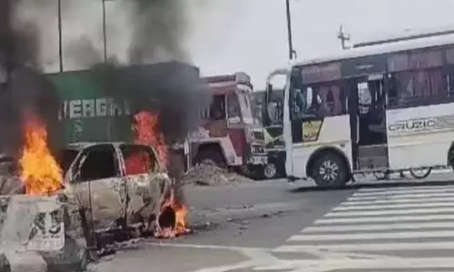 Poonamallee के पास कार दुर्घटनाग्रस्त होकर आग की चपेट में आ गई
