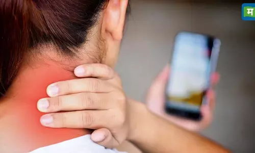 क्‍या है Text Neck Syndrome, ज‍िसमें गर्दन पर उभर आती नुकीली हड्डी?