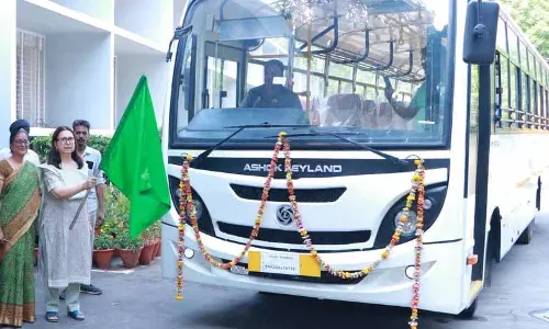 Punjab University के कुलपति ने कर्मचारियों और छात्रों के लिए बसों को हरी झंडी दिखाई Punjab University के कुलपति ने कर्मचारियों और छात्रों के लिए बसों को हरी झंडी दिखाई