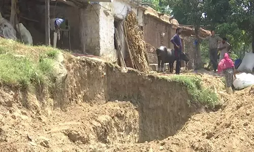 J&K: ग्रामीण विकास विभाग नौशेरा में नागरिकों की सुरक्षा के लिए बंकरों का निर्माण कर रहा J&K: ग्रामीण विकास विभाग नौशेरा में नागरिकों की सुरक्षा के लिए बंकरों का निर्माण कर रहा