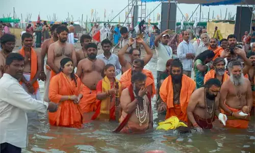 Telangana : सरस्वती पुष्करम पूरे जोरों पर जारी है मंत्री तुम्मला ने भाग लिया Telangana : सरस्वती पुष्करम पूरे जोरों पर जारी है मंत्री तुम्मला ने भाग लिया
