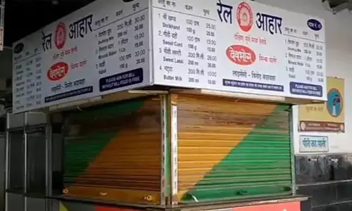 महंगे दामों में सामान बेचने पर दो स्टॉल सील, संचालित थे रेलवे स्टेशन के प्लेटफार्म में
