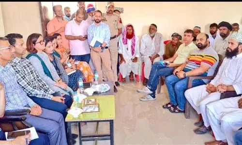 सांबा DC ने गांवों में जनजातीय संपर्क अभियान का नेतृत्व किया