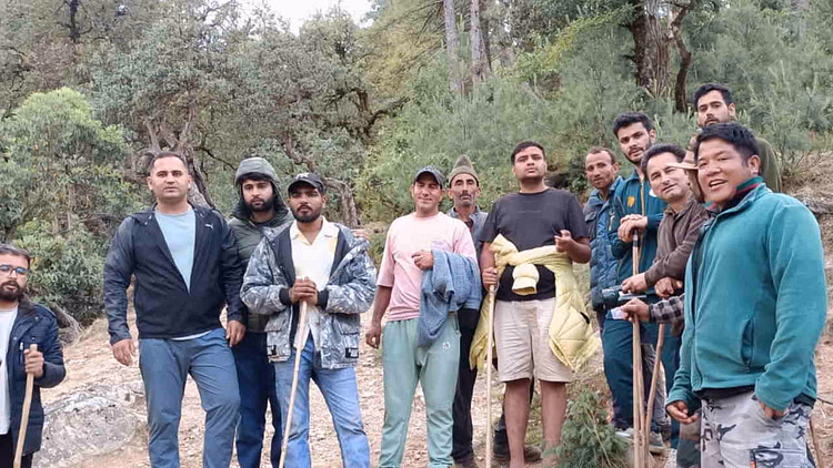 Uttarkashi में केदारकांठा से लौटते वक्त रास्ता भटके 6 ट्रैकर, रेस्क्यू कर लाए गए