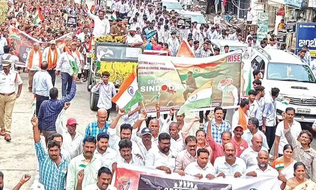 Andhra: सशस्त्र बलों के समर्थन में तिरंगा रैली निकाली गई Andhra: सशस्त्र बलों के समर्थन में तिरंगा रैली निकाली गई