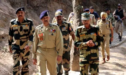 DGP ने सीमावर्ती इलाकों का दौरा किया, जम्मू जिले में सुरक्षा की समीक्षा की DGP ने सीमावर्ती इलाकों का दौरा किया, जम्मू जिले में सुरक्षा की समीक्षा की