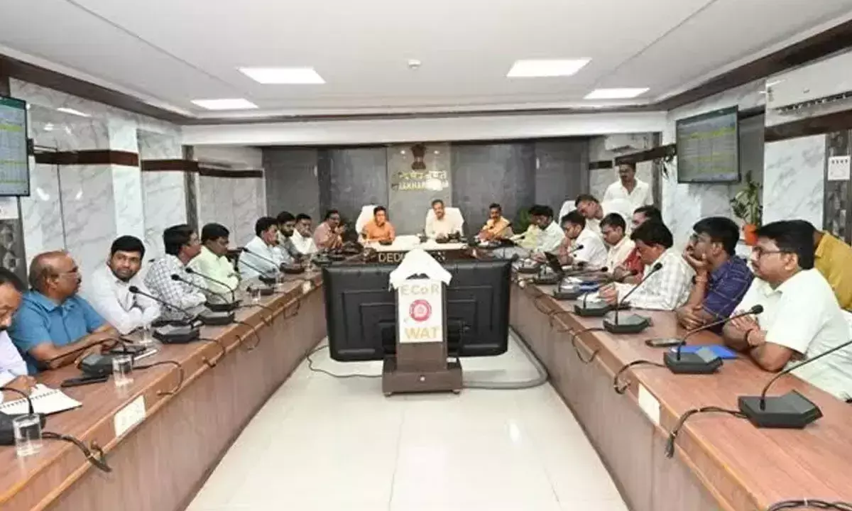 Andhra: ईस्ट कोस्ट रेलवे के एजीएम ने कर्मचारियों से बातचीत की