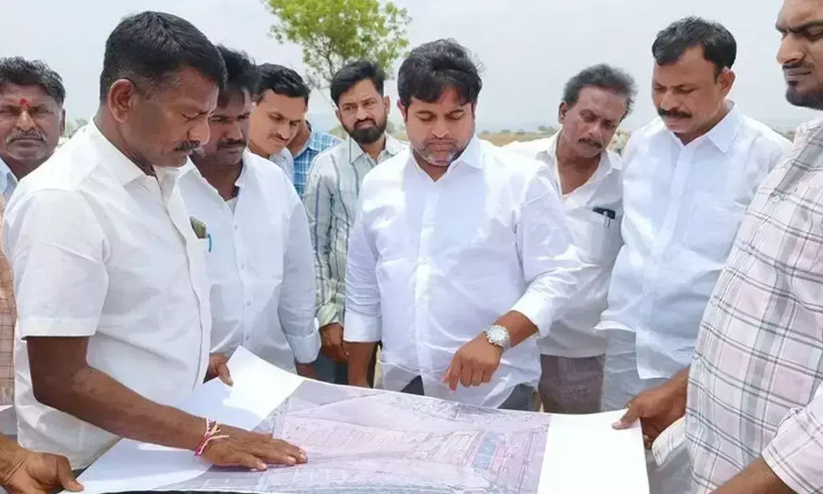 Andhra: कमलापुरम विधायक ने भव्य महानाडु तैयारियों की निगरानी की Andhra: कमलापुरम विधायक ने भव्य महानाडु तैयारियों की निगरानी की