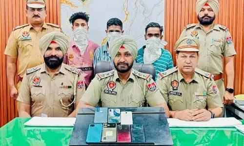 Ludhiana: चोरी की मोटरसाइकिल, 7 मोबाइल जब्त, 3 गिरफ्तार Ludhiana: चोरी की मोटरसाइकिल, 7 मोबाइल जब्त, 3 गिरफ्तार