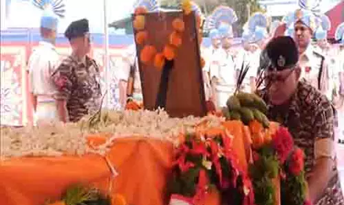 परिवार और दोस्तों ने CRPF अधिकारी महारबाम प्रबो सिंह को दी अंतिम श्रद्धांजलि परिवार और दोस्तों ने CRPF अधिकारी महारबाम प्रबो सिंह को दी अंतिम श्रद्धांजलि