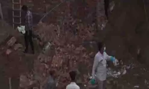 Paharganj में निर्माणाधीन इमारत गिरने से 3 की मौत, 1 घायल, बचाव कार्य जारी Paharganj में निर्माणाधीन इमारत गिरने से 3 की मौत, 1 घायल, बचाव कार्य जारी