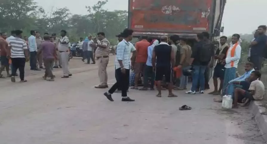 बाइक सवार को कुचलकर भागा ट्रेलर चालक, आक्रोशित ग्रामीणों ने किया रोड जाम बाइक सवार को कुचलकर भागा ट्रेलर चालक, आक्रोशित ग्रामीणों ने किया रोड जाम